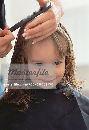 Portrait de fillette avec coupe de cheveux