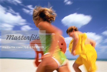 Verschwommene Sicht von Boy und Girl in Bademode, laufen am Strand von Miami Beach, Florida, Vereinigte Staaten