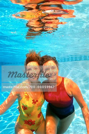 Femme Mature Portant Des Lunettes De Natation Dans La Piscine