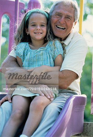 Portrait du grand-père et petite-fille assis sur la diapositive