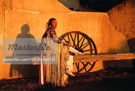 Native American femme Sioux, assis à l'extérieur, Nouveau-Mexique, USA