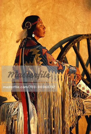 Voir le profil:: Amérindiens Sioux femme assise en plein air, NM, USA