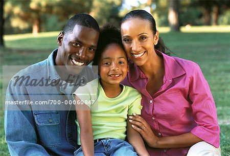 Portrait de famille assis dans le champ