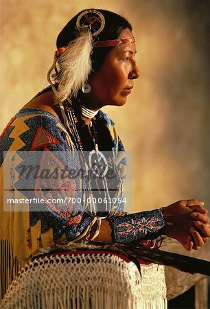 Profil von amerikanischen Ureinwohnern Sioux-Frau sitzen im Freien, NM, USA