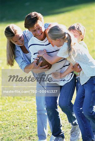 Famille jouant au Football