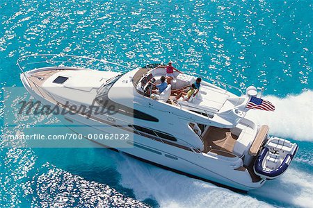 Vue aérienne des gens en bateau, excès de vitesse sur l'eau