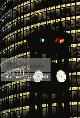 Horloge, lampe de rue et tour de bureaux pendant la nuit, la place Potsdamer Berlin, Allemagne