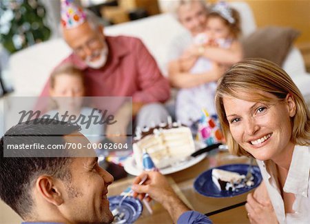 Famille assis à Table, manger le gâteau d'anniversaire