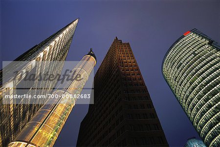 Regardant vers le haut de bâtiments à la tombée de la nuit la place Potsdamer Berlin, Allemagne