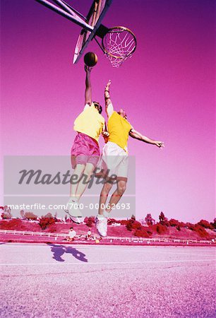 Zwei Männer spielen Basketball springen in der Luft im freien