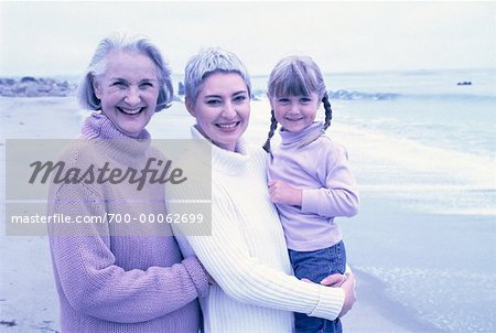 Urgroßmutter, Großmutter und Enkelin am Strand