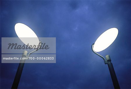 Straße Lampen und Himmel bei Nacht Berlin, Deutschland