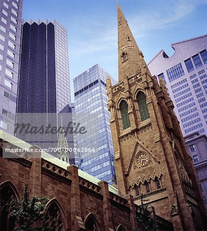 Looking Up at Kirche und Bürotürmen New York, New York, USA