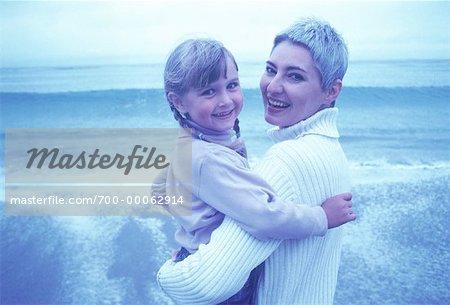 Portrait von Großmutter und Enkelin stehen am Strand