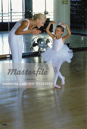 Mutter mit Tochter tragen Ballerina Kostüm im Studio