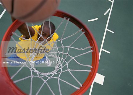 Obenliegende Ansicht des Mannes spielen Basketball, Lay-up zu tun