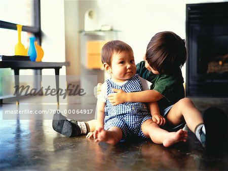 Deux enfants assis sur le plancher