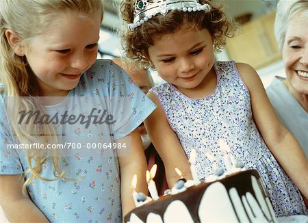 Deux fillettes avec un gâteau d'anniversaire