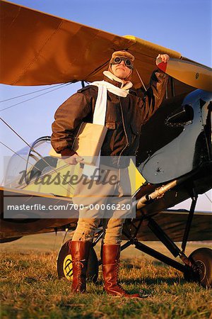 Portrait de pilote se penchant sur l'hélice de l'avion