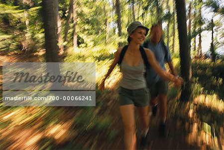 Couple de randonnée dans la forêt de Belgrade Lakes, Maine, USA