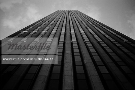 Regardant vers le haut à la tour de bureaux et de ciel, New York, New York, USA