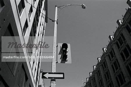 Blickte zu Ampel und Straßenschild