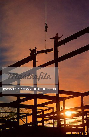 Silhouette der Baukonstruktion und der Arbeitnehmer bei Sonnenuntergang, Calgary, Alberta, Kanada