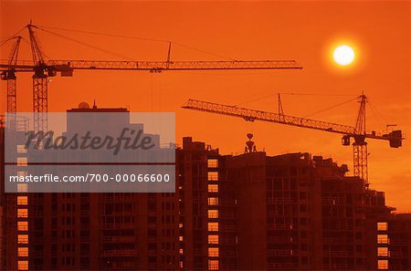Construction de bâtiments et de grues au coucher du soleil-Calgary, Alberta, Canada