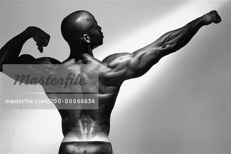 Rückseite des männlichen Bodybuilder beugen Muskeln
