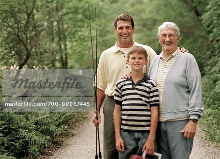 Portrait de grand-père, père et fils avec lacs de Belgrade pour le matériel de pêche, Maine, États-Unis