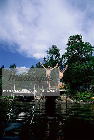 Zwei jungen aus Dock in See springen