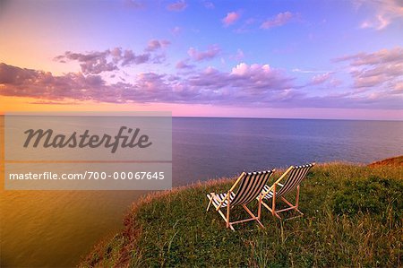 Chaises longues près de la rive au lever du soleil du golfe du Saint-Laurent, Cap Tryon Prince Edward Island, Canada