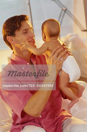 Père Holding Baby