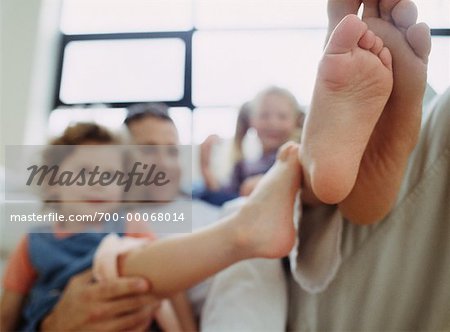 Père et fille en comparant la taille de pied