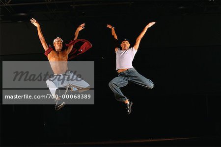 Zwei männlichen Tänzern im Studio springen in der Luft