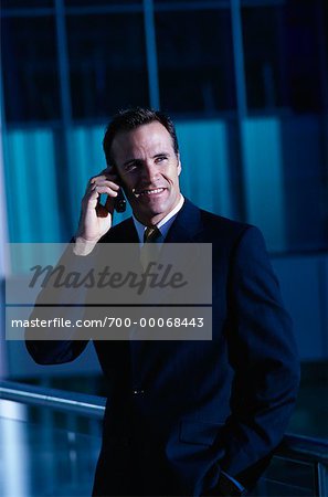 Homme d'affaires à l'aide de téléphone portable près Office Tower, Toronto, Ontario, Canada
