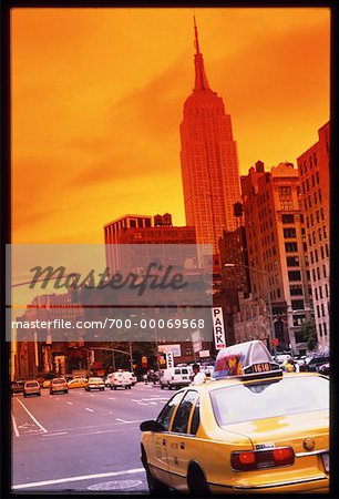 Taxis auf der Straße in der Nähe von Empire State Building, New York, NY, USA