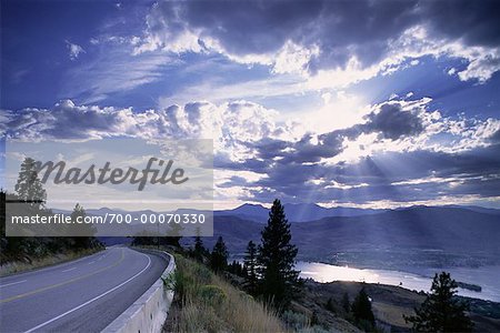 Route et le paysage avec le soleil à travers les nuages, la vallée de l'Okanagan en Colombie-Britannique, Canada