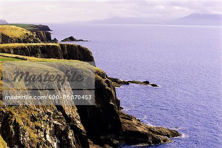 La baie de Dingle et rivage rocheux, péninsule de Dingle, Irlande
