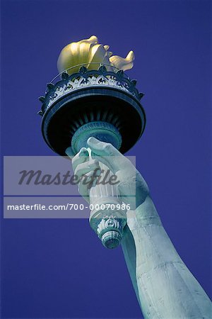 Gros plan d'une main tenant un flambeau Statue de la liberté, New York New York, USA
