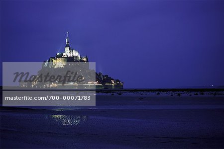 Le Mont Saint Michel en Normandie au crépuscule, France