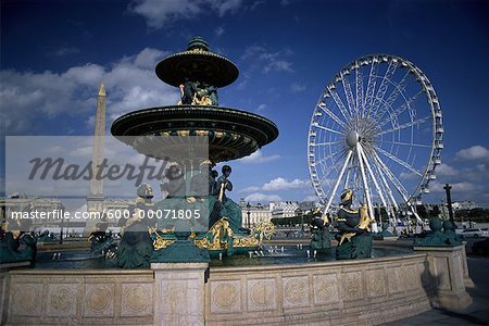 Fontaine et la roue en Place de la Concorde, Paris, France