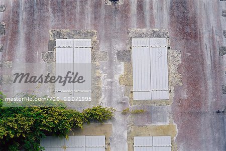 Windows mit geschlossen Fensterläden St. Martin, Ile de Re, Frankreich