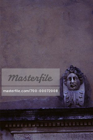 Statue über Door St. Martin, Ile de Re, Frankreich