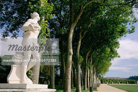 Statue et la ligne des arbres, Versailles, France