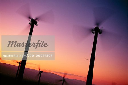 Éoliennes au coucher du soleil