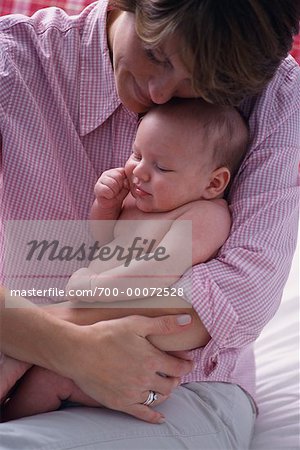 Mère assise sur le lit, Holding Baby