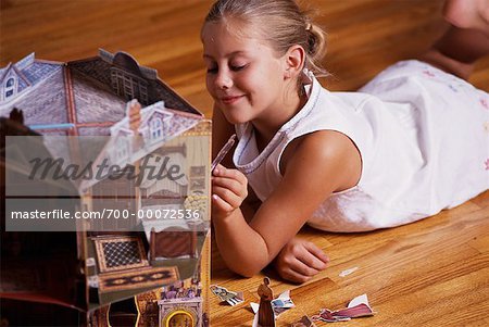 Mädchen spielen mit Dollhouse