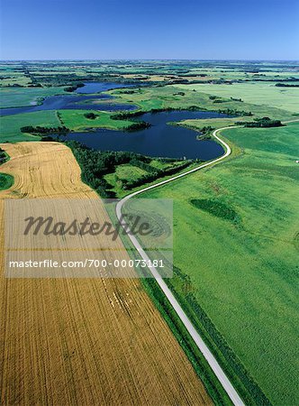 Vue aérienne des cultures de plein champ et Road, Sandy Lake, Manitoba Canada