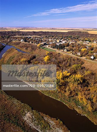 Vue aérienne du paysage et de la rivière Souris en automne Wawanesa, au Manitoba, Canada